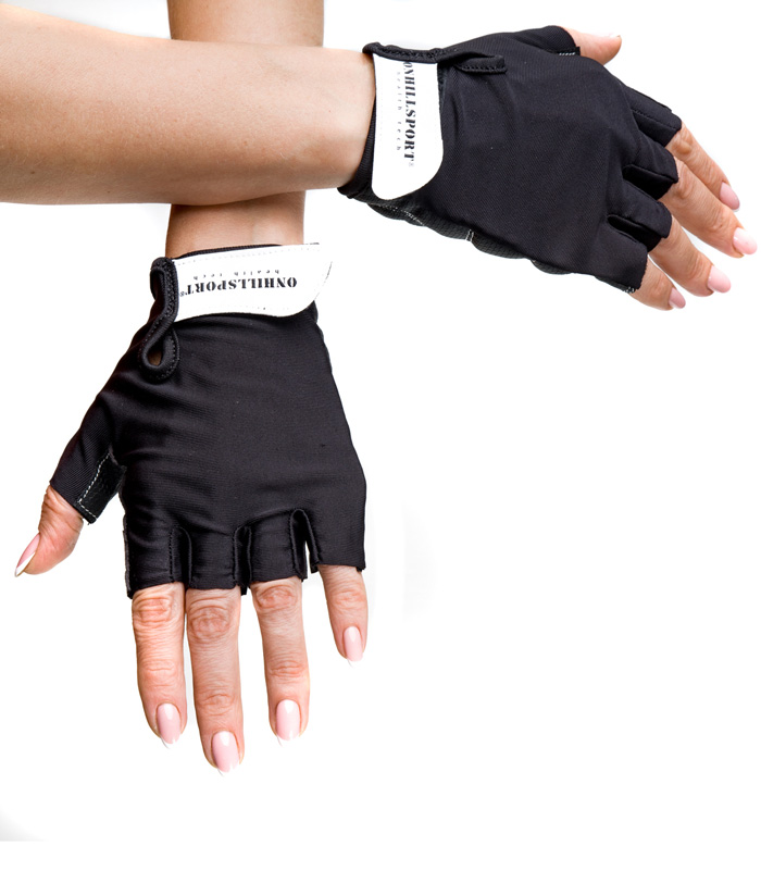 Перчатки для фитнеса черные кожаные на женской руке