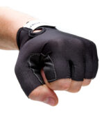 Перчатки для фитнеса черные кожаные на мужской руке